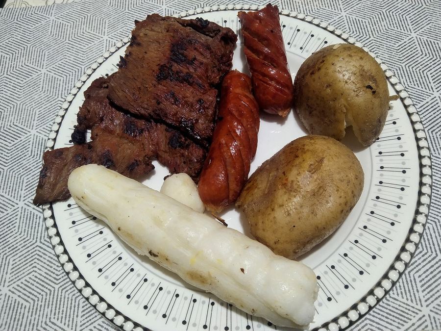 Carne asada con papa criolla