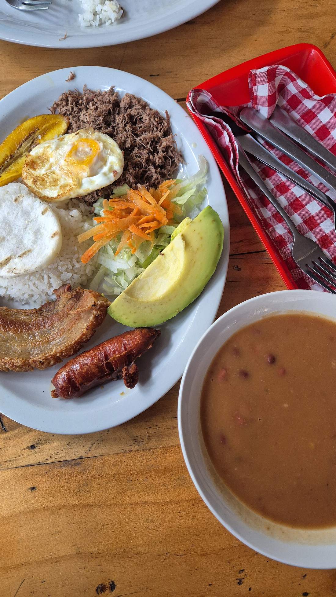 Bandeja paisa servida en Rincón Antioqueño